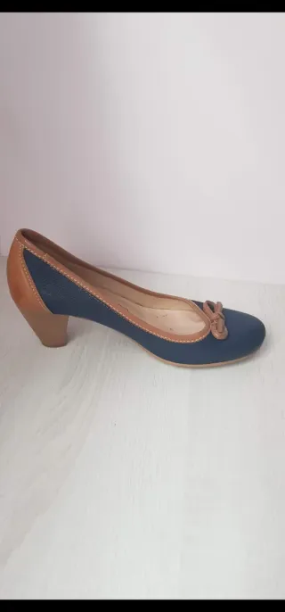 Zapatos de tacón azul y marrón