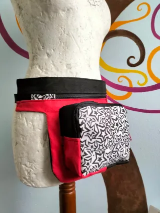 Riñonera estrellas rosa, blanca y negra