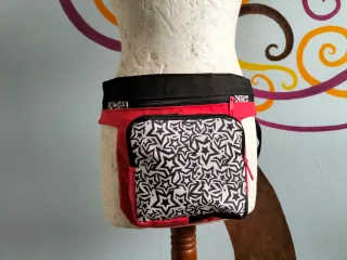 Riñonera estrellas rosa, blanca y negra