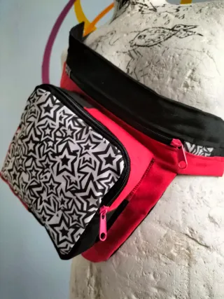 Riñonera estrellas rosa, blanca y negra
