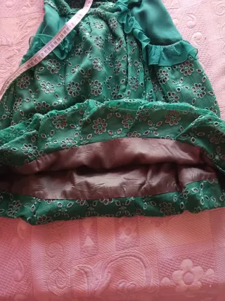 Vestido verde con flores rojas