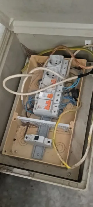 Cuadro Eléctrico con Enchufes y Magnetotérmicos