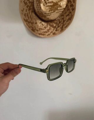 Occhiali da sole verdi quadrati