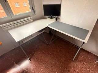 Mesa de escritorio blanca y gris