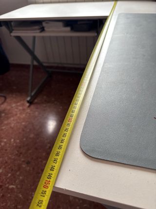 Mesa de escritorio blanca y gris