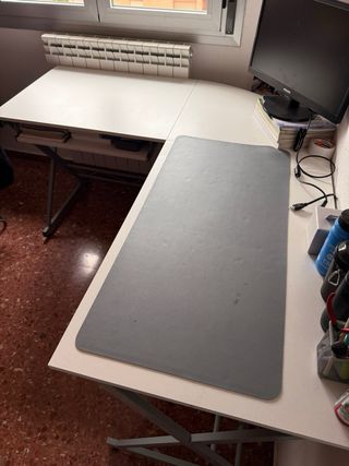 Mesa de escritorio blanca y gris