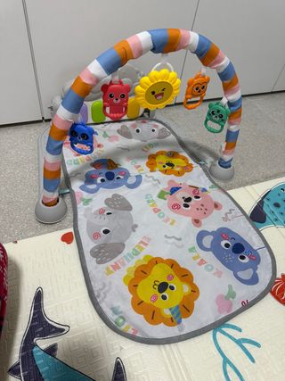 Alfombra de juegos para bebés con gimnasio