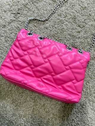 Bolso rosa acolchado con cadena