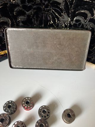 Caja metálica Refrey para máquina de coser LM
