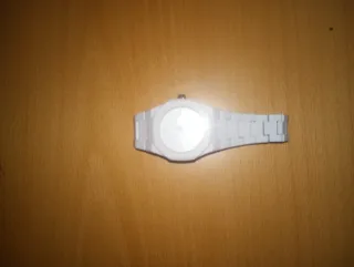 Reloj de cuarzo plateado y blanco