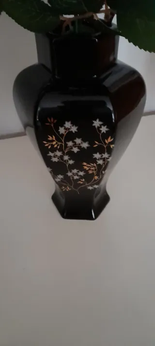 Jarrón Negro con Flores Rojas