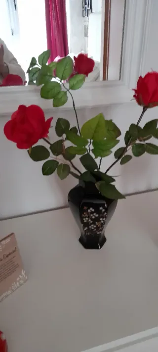 Jarrón Negro con Flores Rojas