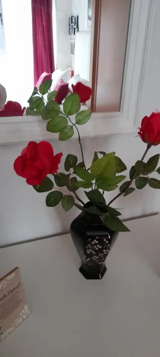 Jarrón Negro con Flores Rojas