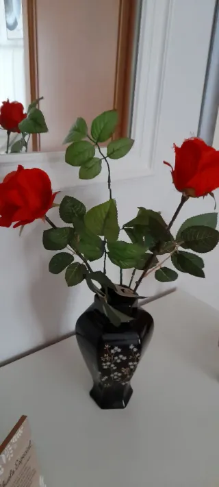 Jarrón Negro con Flores Rojas