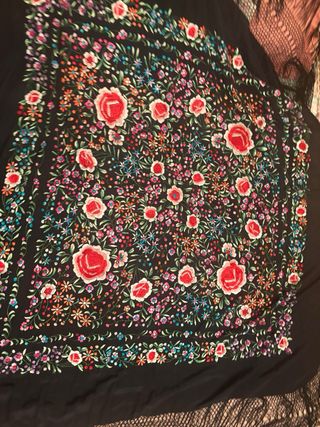 Mantón de Manila negro bordado flores - NEGOCIABLE