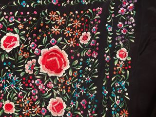 Mantón de Manila negro bordado flores - NEGOCIABLE