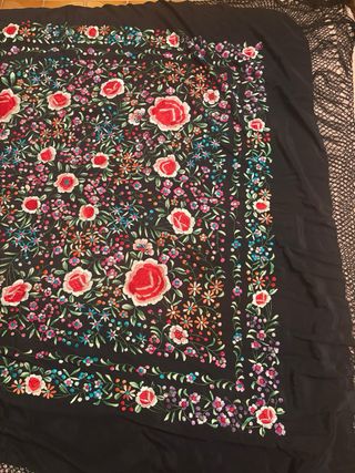 Mantón de Manila negro bordado flores - NEGOCIABLE