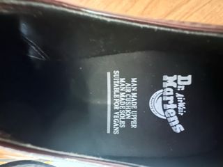 Dr. Martens Veganos color cereza