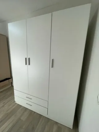 Armario de madera con 6 puertas