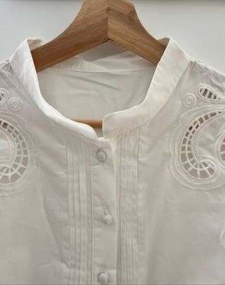 Camisa blanca elegante con bordados