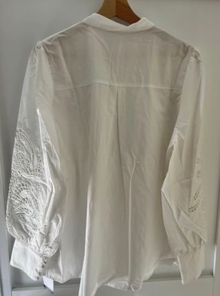 Camisa blanca elegante con bordados