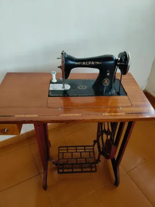 Máquina de coser Alfa antigua