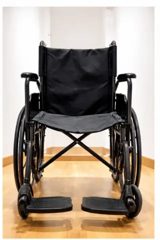 Silla de ruedas negra plegable