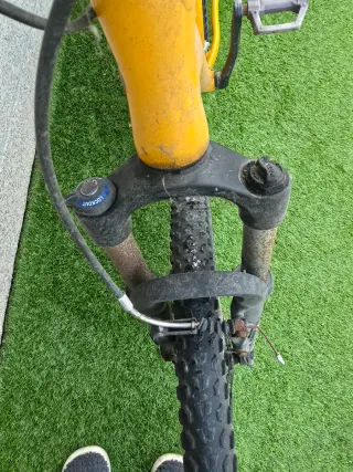 Bicicleta Montaña Amarilla Amortiguador Regulable