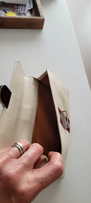 Billetero Bally Beige con Tira Roja y Plateada