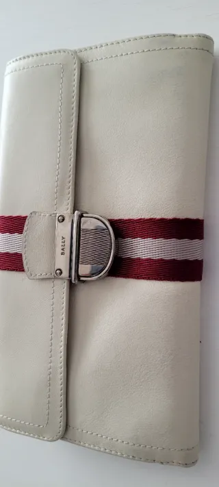 Billetero Bally Beige con Tira Roja y Plateada