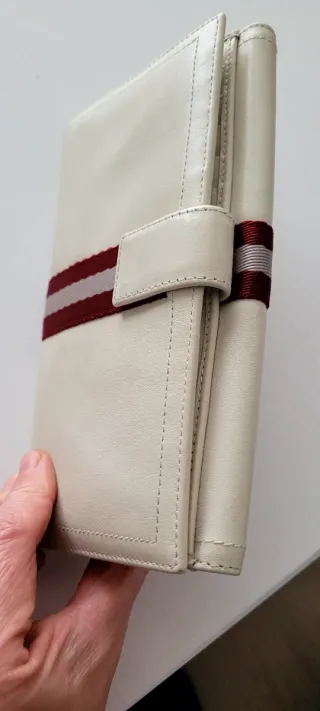 Billetero Bally Beige con Tira Roja y Plateada