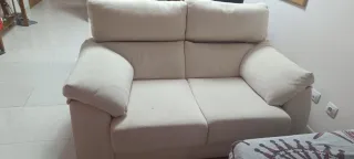 Sofá blanco con cabezal abatible