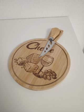 Tabla de quesos de bambú con cuchillo