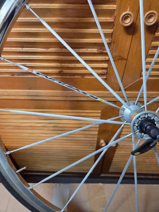 Rueda delantera Mavic 700c