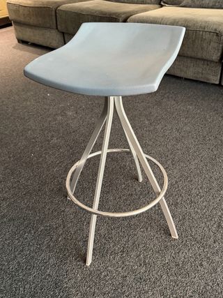 Taburete de metal y plástico engomado color azul.