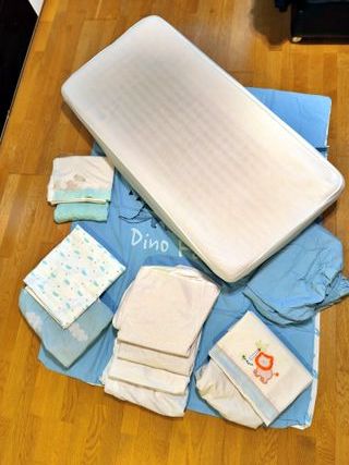 Cuna + Colchón + Ropa, Madera Blanca