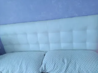 Cabecero de cama blanco y juego de mesitas y sinfo