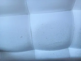 Cabecero de cama blanco y juego de mesitas y sinfo