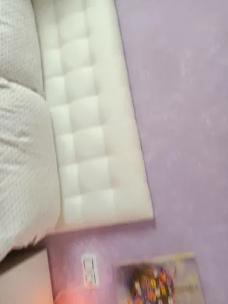 Cabecero de cama blanco y juego de mesitas y sinfo