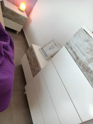 Cabecero de cama blanco y juego de mesitas y sinfo