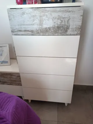 Cabecero de cama blanco y juego de mesitas y sinfo