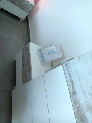 Cabecero de cama blanco y juego de mesitas y sinfo