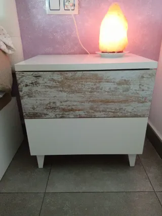 Cabecero de cama blanco y juego de mesitas y sinfo