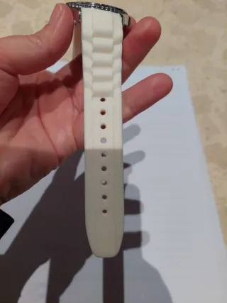 Reloj blanco con correa de goma y detalles brillan