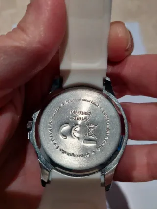 Reloj blanco con correa de goma y detalles brillan
