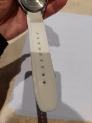 Reloj blanco con correa de goma y detalles brillan