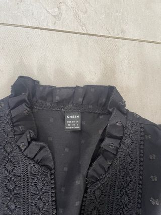 Blusa negra con volantes y lunares