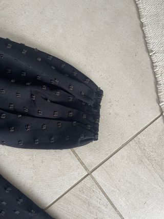 Blusa negra con volantes y lunares