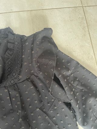 Blusa negra con volantes y lunares