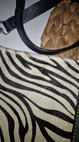 Bolso de piel verde y estampado cebra